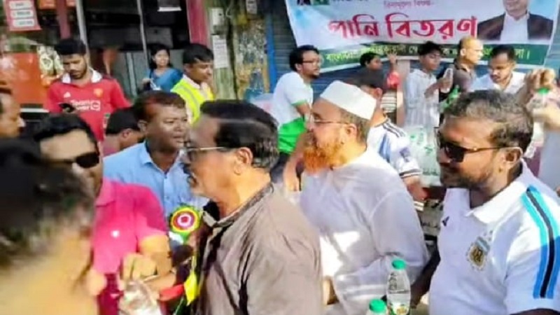 কুড়িগ্রামে রথযাত্রায় ভক্তবৃন্দদের মাঝে স্বেচ্ছাসেবক দলের বিশুদ্ধ পানি বিতরণ